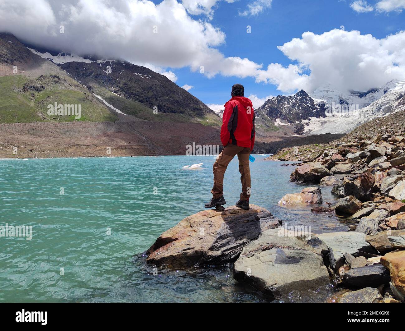 Himachal, Indien - 10. Juli 2022 : Trekker mit Blick auf den Ghepansee im himalaya. Malerische Sommerlandschaft. Das Konzept der Schönheit der Natur. Stockfoto