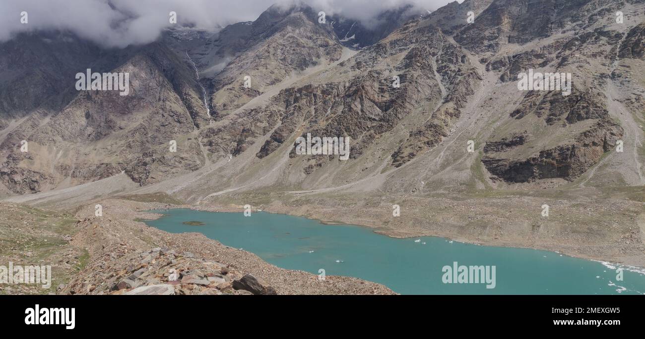 Himachal, Indien - 10. Juli 2022 : fantastische Aussicht auf den Ghepansee im himalaya. Malerische Sommerlandschaft. Schönheit des Naturkonzepts Hintergrund. Stockfoto