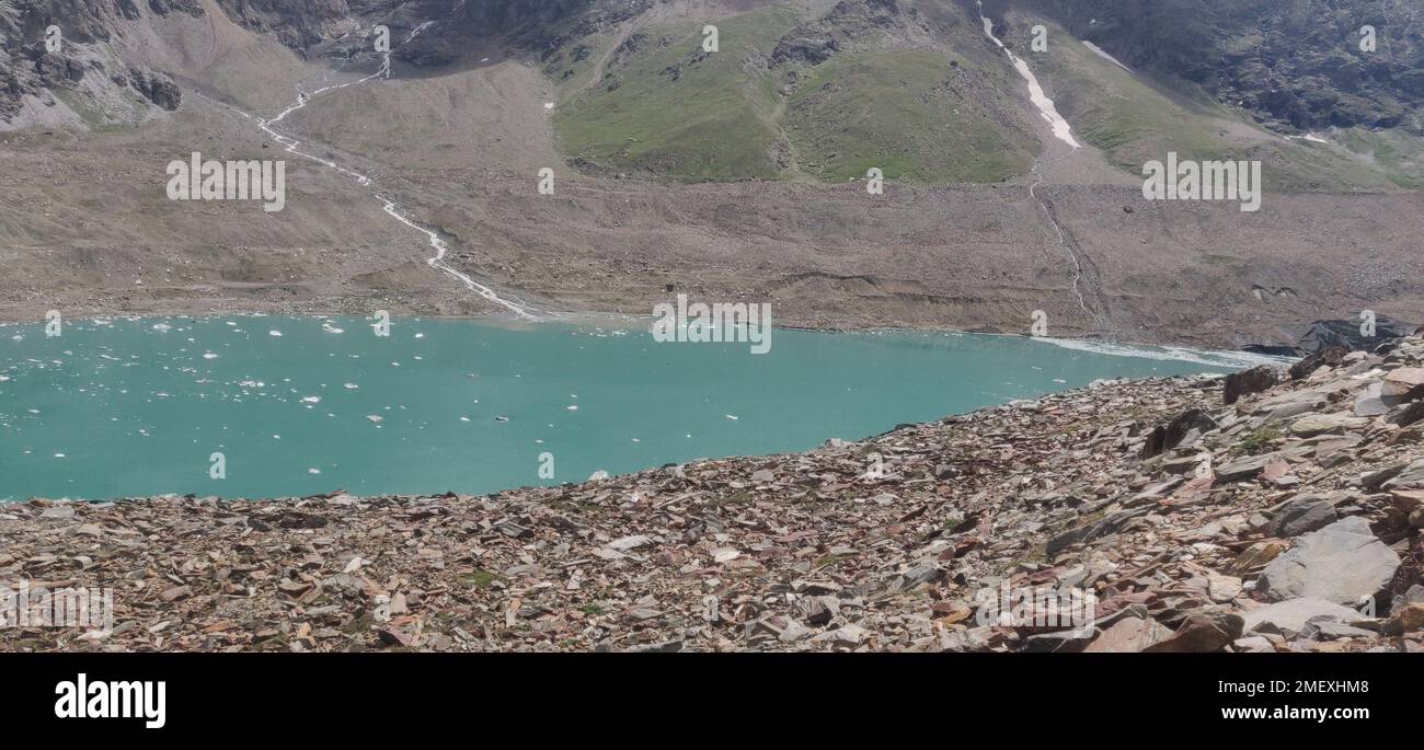 Himachal, Indien - 10. Juli 2022 : fantastische Aussicht auf den Ghepansee im himalaya. Malerische Sommerlandschaft. Schönheit des Naturkonzepts Hintergrund. Stockfoto