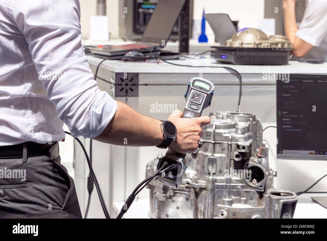 Techniker oder Ingenieur, der mit dem hochpräzisen 3D-Prüfscanner arbeitet Stockfoto