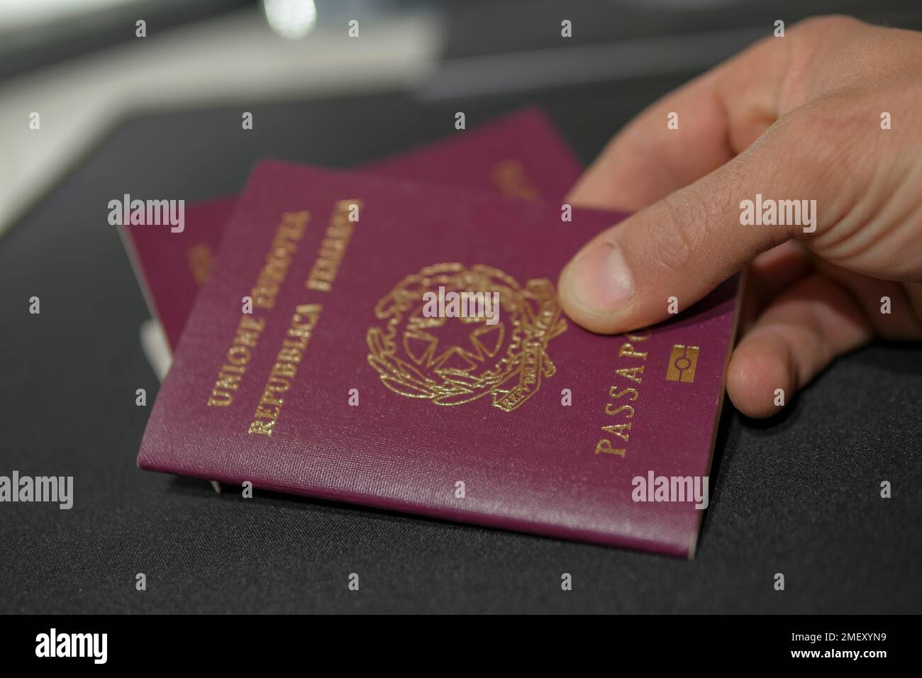 Roter biometrischer Europäischer Pass für die italienische Staatsbürgerschaft, personalausweis zur Identifizierung von Reisedokumenten Stockfoto
