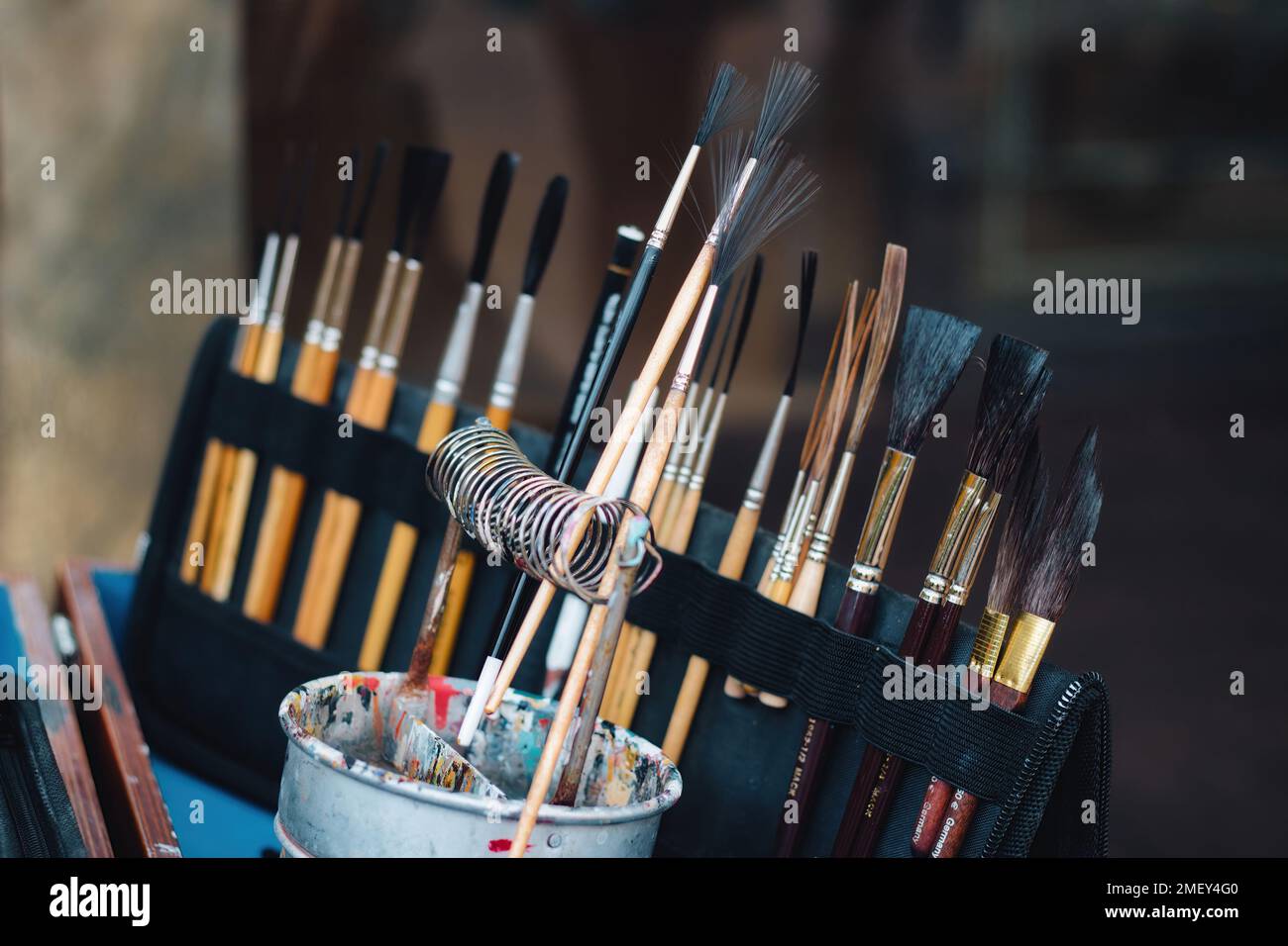 Ein Satz Haarpinsel in einer Künstlertasche und ein Topf Ölfarbe Stockfoto