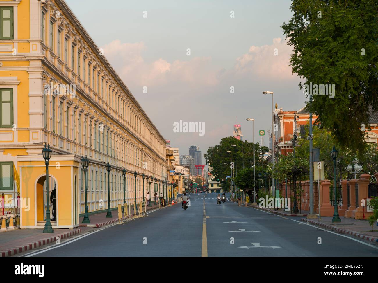 Bangkok, Thailand. 9. Dezember 2022. Das Gebäude des thailändischen Verteidigungsministeriums und die Straße zur Giant Swing. Stockfoto