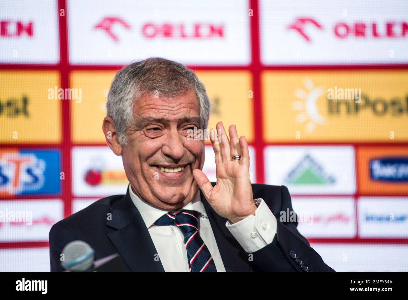 Warschau, Polen. 24. Januar 2023. Fernando Santos lacht während der Pressekonferenz im PGE National Stadium. Der polnische Fußballverband (PZPN) hat Fernando Santos offiziell zum neuen Manager der polnischen Nationalmannschaft ernannt. Der 68 Jahre alte portugiesische Trainer wurde auf einer Pressekonferenz im PGE-Nationalstadion in Warschau von Cezary Kulesza, dem Präsidenten des polnischen FA, als neuer Manager enthüllt. Kredit: SOPA Images Limited/Alamy Live News Stockfoto