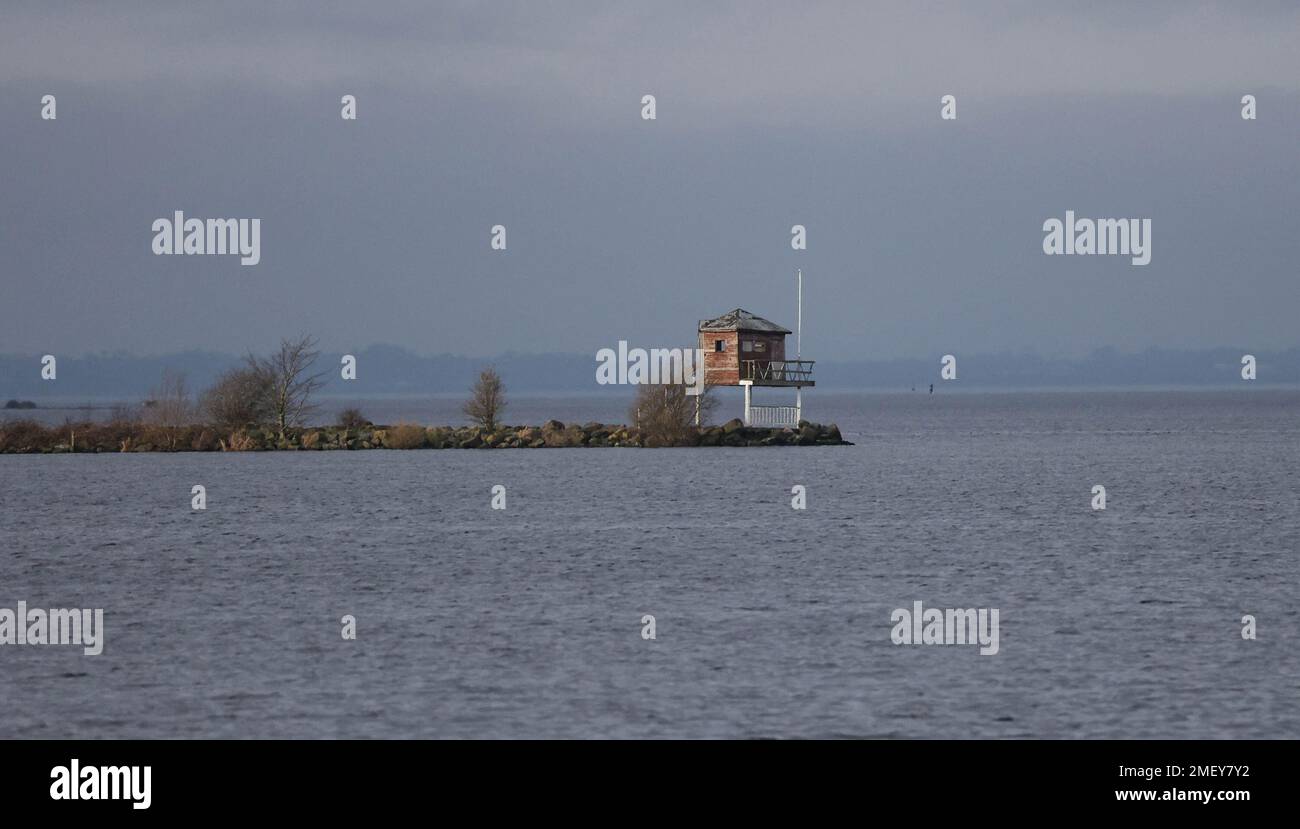 Kinnego, Lough Neagh, County Armagh, Nordirland, Vereinigtes Königreich. 24. Januar 2023 Wetter in Großbritannien – das milde Wetter ist mit Temperaturen von bis zu 10C °C zurückgekehrt. Hauptsächlich grau bedeckt, aber sehr angenehm für Januar an einem sonnigen Ort. Wintersonne an einem ansonsten grauen Tag. Kredit: CAZIMB/Alamy Live News. Stockfoto