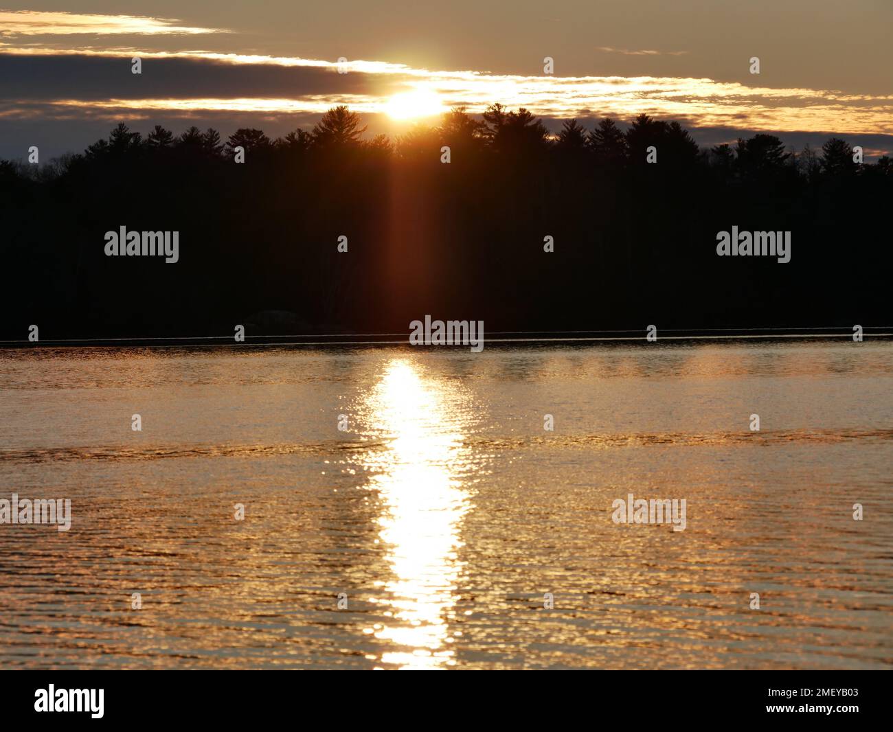 Sonnenuntergang über dem See Stockfoto