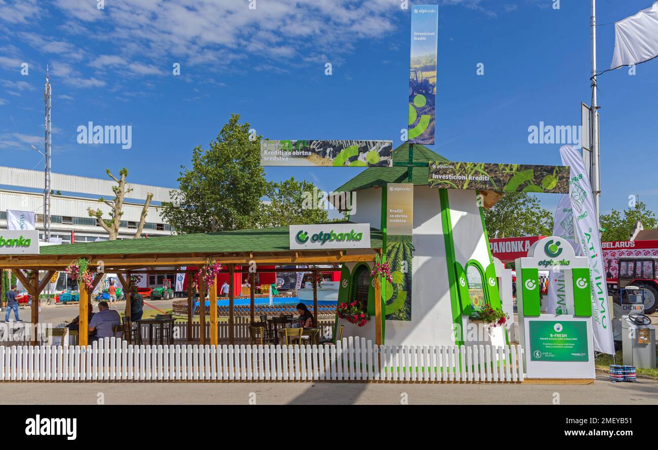 Novi Sad, Serbien - 21. Mai 2022: Promotion-Stand der OTP Bank auf der Landwirtschaftsmesse Expo. Stockfoto