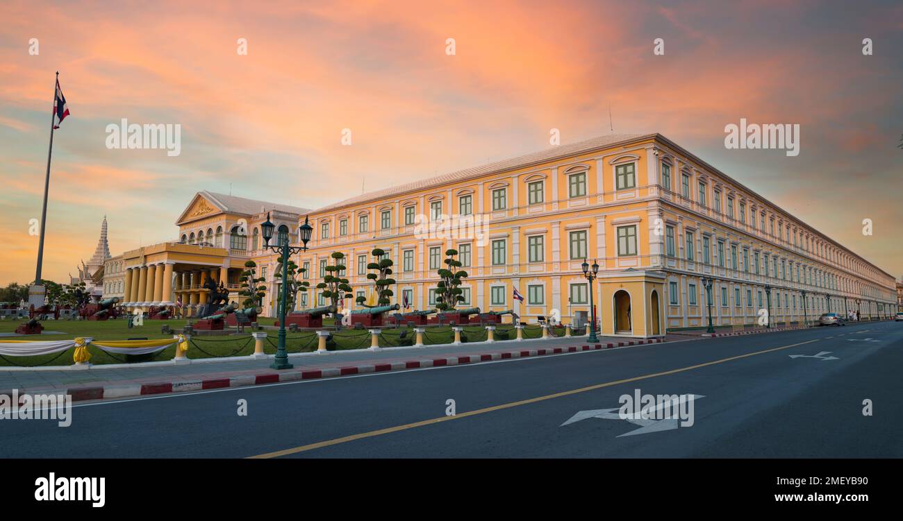 Bangkok, Thailand. 9. Dezember 2022. Das Verteidigungsministerium Thailands befindet sich in der Nähe des Smaragd-Buddha-Tempels. Stockfoto