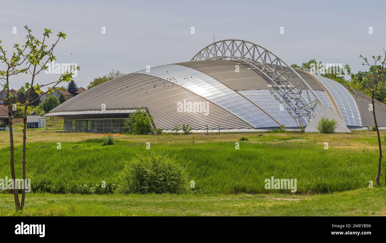 Indjija, Serbien - 08. Mai 2022: Moderne Sporthalle mit Stahlträgern oben. Stockfoto