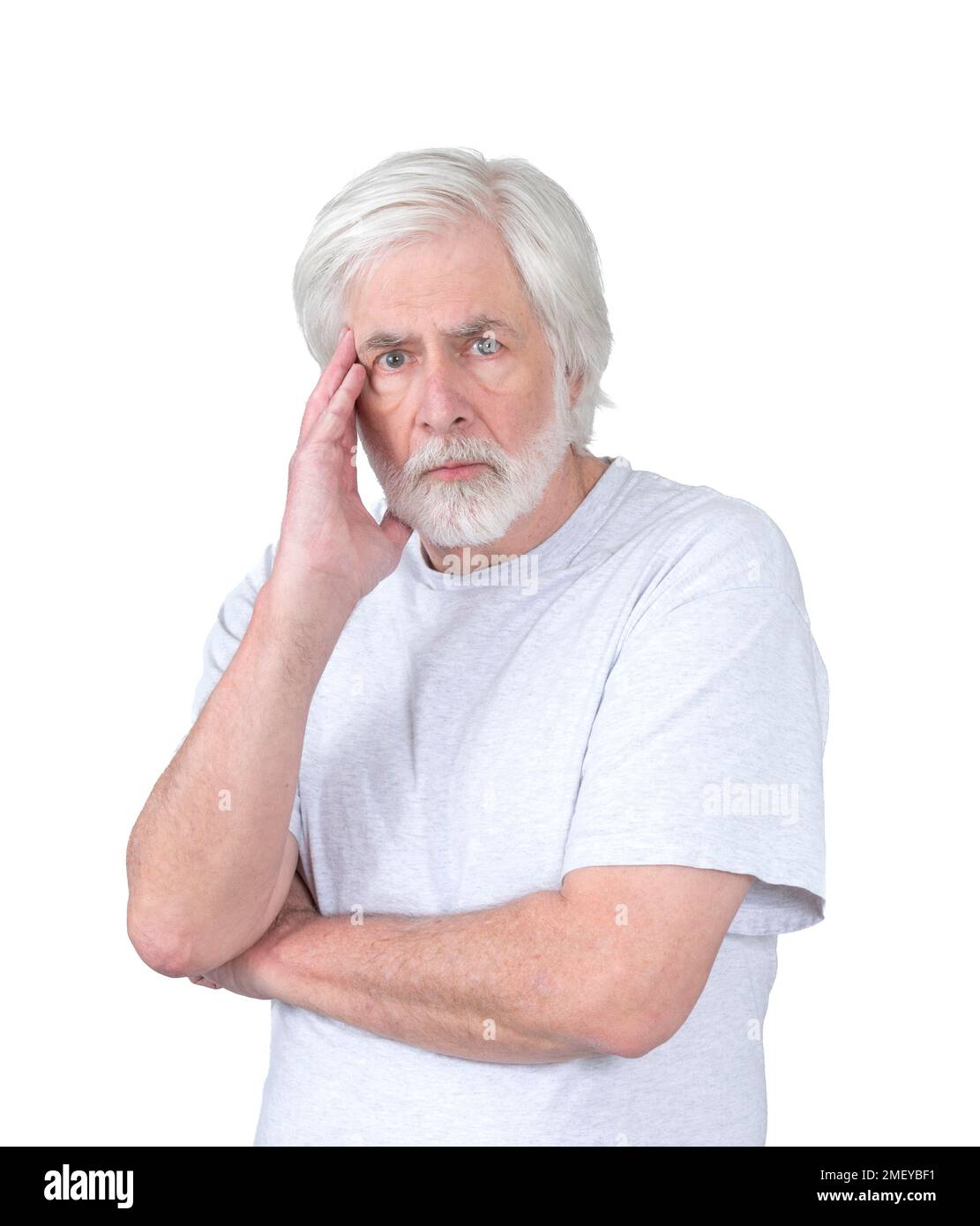 Vertikaler Schuss eines gestörten oder emotional gestörten alten Mannes mit der Hand an den Kopf. Von der Hüfte nach oben. Weißer Hintergrund. Stockfoto
