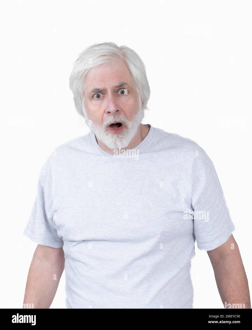 Vertikale Aufnahme eines erstaunt oder erschrockenen alten Mannes mit weißem Haar auf weißem Hintergrund. Von der Hüfte nach oben. Stockfoto