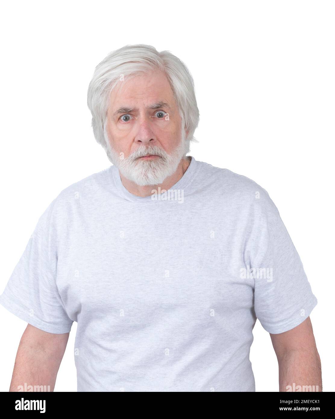 Vertikale Aufnahme eines wütenden oder geistig gestörten alten Mannes. Von der Hüfte nach oben. Isoliert auf weißem Hintergrund. Stockfoto