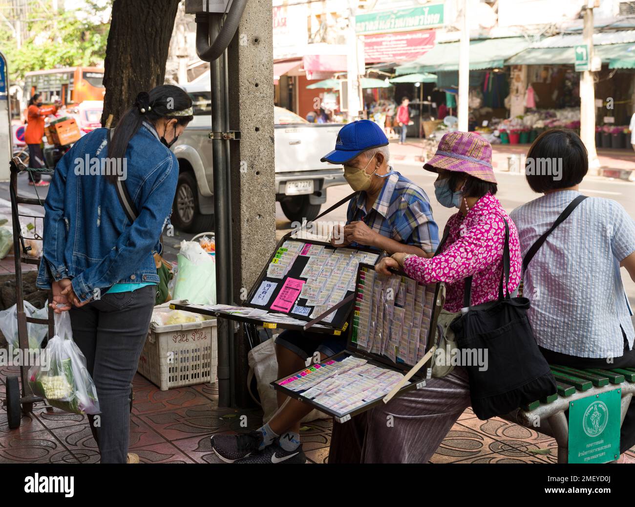 Bangkok, Thailand. 13. Dezember 2022. Leute, die Lotto in der thailändischen Straße verkaufen. Viele Leute machen das auf der Straße. Stockfoto