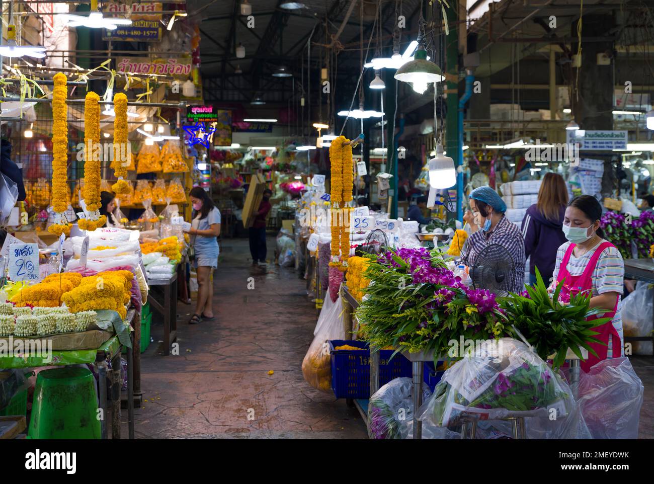 Bangkok, Thailand. 13. Dezember 2022. Pak Khlong Talat (Blumenmarkt). Arbeiter und Einkäufer auf dem berühmten Blumenmarkt. Stockfoto