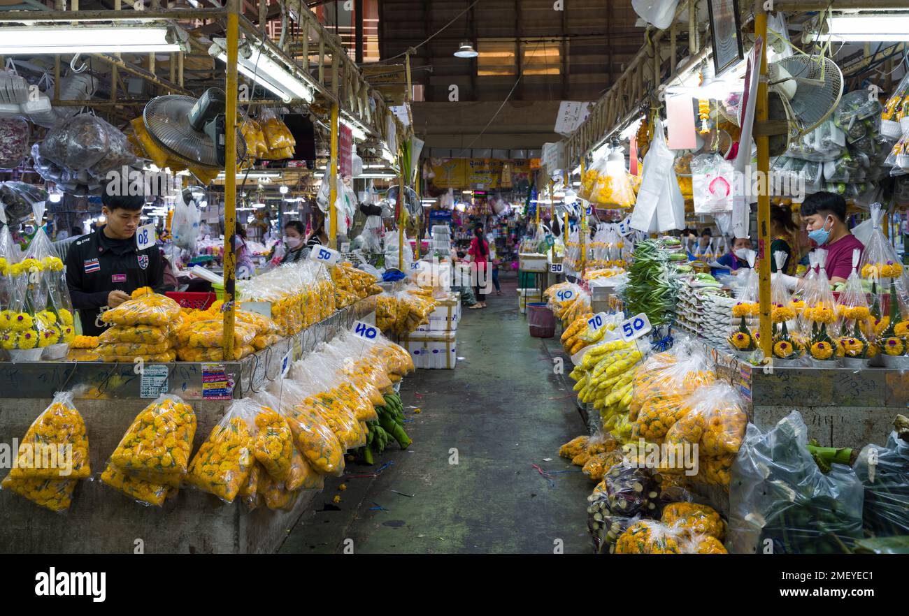 Bangkok, Thailand. 13. Dezember 2022. Pak Khlong Talat (Blumenmarkt). Arbeiter und Einkäufer auf dem berühmten Blumenmarkt. Stockfoto