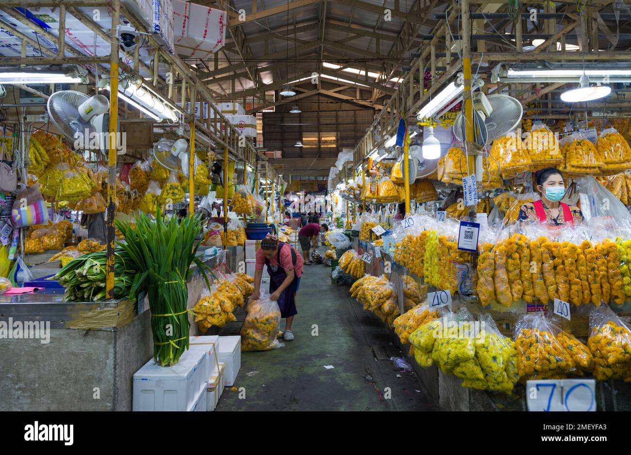 Bangkok, Thailand. 13. Dezember 2022. Pak Khlong Talat (Blumenmarkt). Arbeiter und Einkäufer auf dem berühmten Blumenmarkt. Stockfoto
