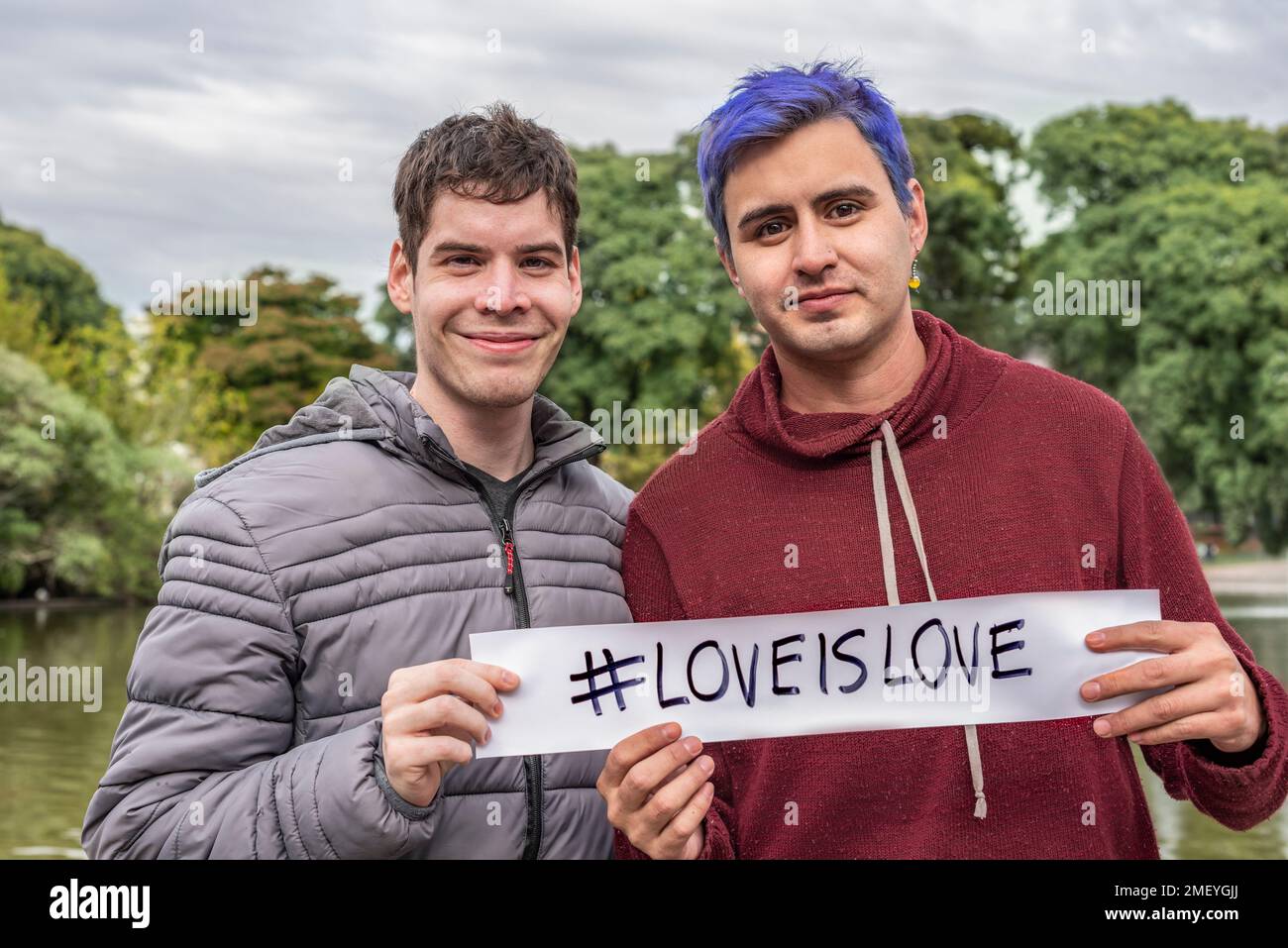 Ein schwules Paar, das eine Liebe hält, ist ein Liebeszeichen. LGBT-Konzept Stockfoto