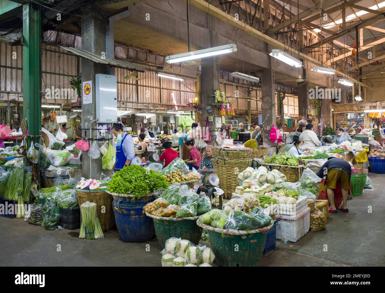 Bangkok, Thailand. 13. Dezember 2022. Pak Khlong Talat (Blumenmarkt). Arbeiter und Einkäufer auf dem berühmten Blumenmarkt. Stockfoto
