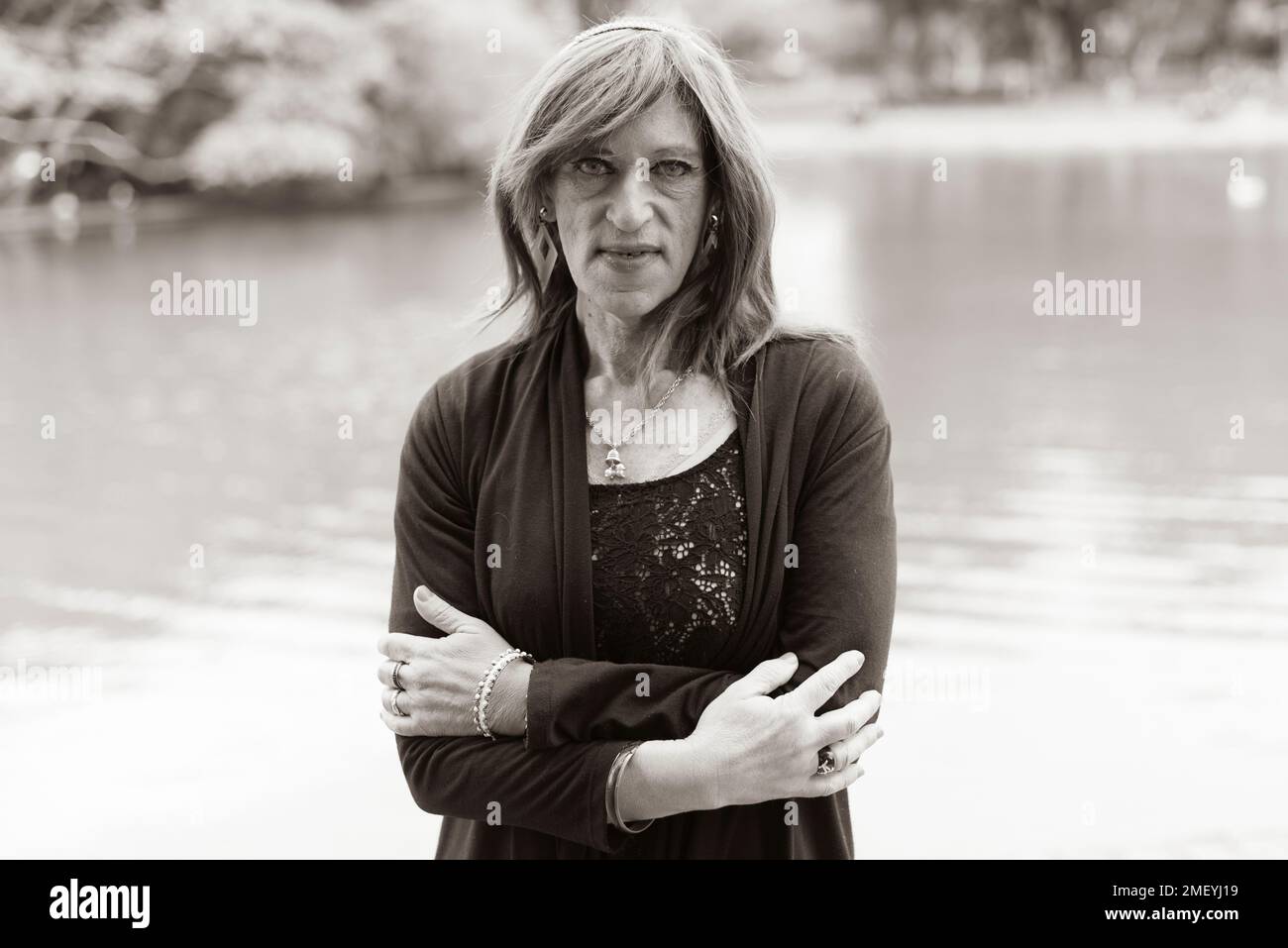 Transgender-Mann mit Make-up und Frauenkleidung Stockfoto