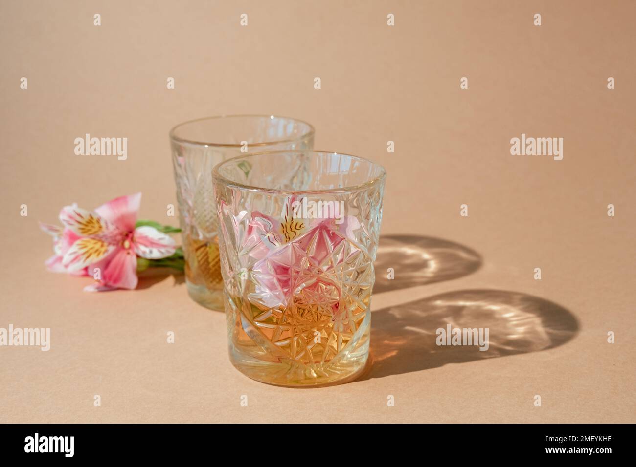 Sommergetränk alkoholisches Getränk Whiskey Gläser Stockfoto