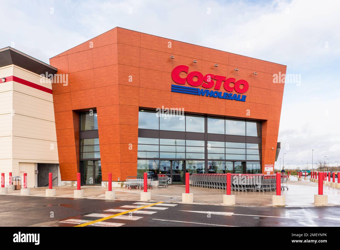 Costco Branche in Frankreich in Villebon-sur-Yvette, nahe Paris. Costco ist ein amerikanisches multinationales Großhandelsunternehmen, das nur Mitglieder hat Stockfoto