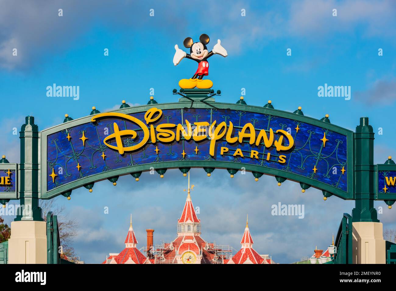 Eingangsschild für Disneyland Paris. Disneyland Paris ist ein Unterhaltungsresort in der Nähe von Paris, Frankreich. Stockfoto