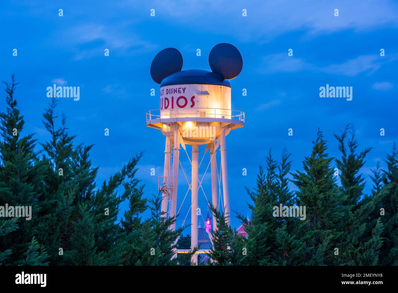 Der Earffel Tower ist ein künstlicher Wasserturm im Walt Disney Studios Park im Disneyland Paris in Frankreich Stockfoto