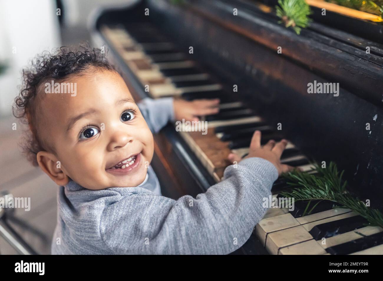 Ein afroamerikanischer Kleinkind spielt Klavier. Hochwertiges Foto Stockfoto