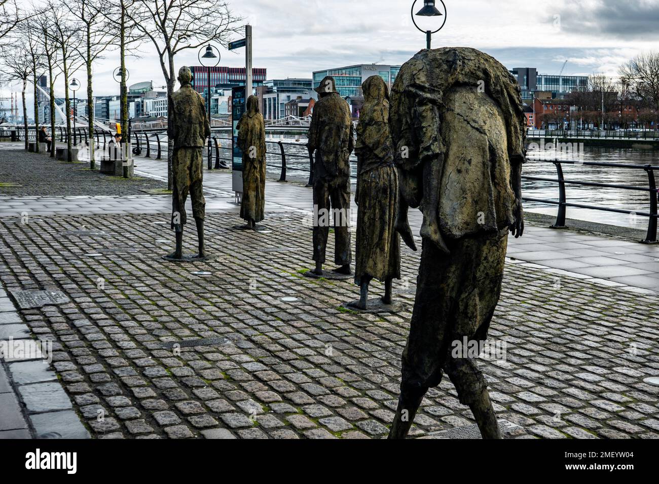 Das Hungersnot-Denkmal am Custom House Quay, Dublin, Irland. Die Skulptur zeigt ausgewachsene Menschen, die während der großen Hungersnot gingen, die Bevölkerung halbierte sich Stockfoto