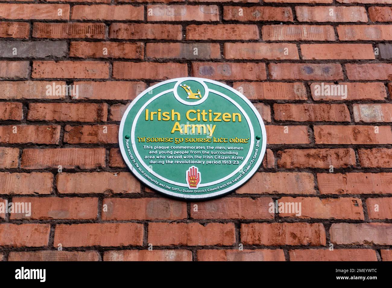Eine Gedenktafel, die der Irish Citizens Army in Kevin Street, Dublin, Irland gewidmet ist und an die Mitglieder aus der Gegend erinnert. Stockfoto