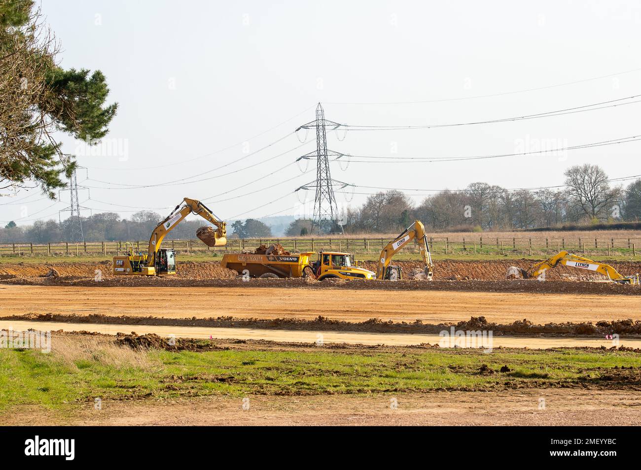 Wendove Dean, Aylesbury Vale, Großbritannien. 24. März 2022. HS2 bauen eine Transportstraße auf den Feldern neben der Bowood Lane in Wendover Dean, Aylesbury für die Hochgeschwindigkeitsbahn HS2. HS2 haben einen großen Teil der alten Wälder im nahe gelegenen Jones Hill Wood zerstört. Bowood Lane war eine malerische und ruhige Einbahnstraße. HS2 haben nun die Straße gesperrt und viele der Bäume gefällt, die die Straße säumen, die ein Fledermauskorridor ist. HS2 wird eine Brücke über die Bowood Lane bauen. Kredit: Maureen McLean/Alamy Stockfoto