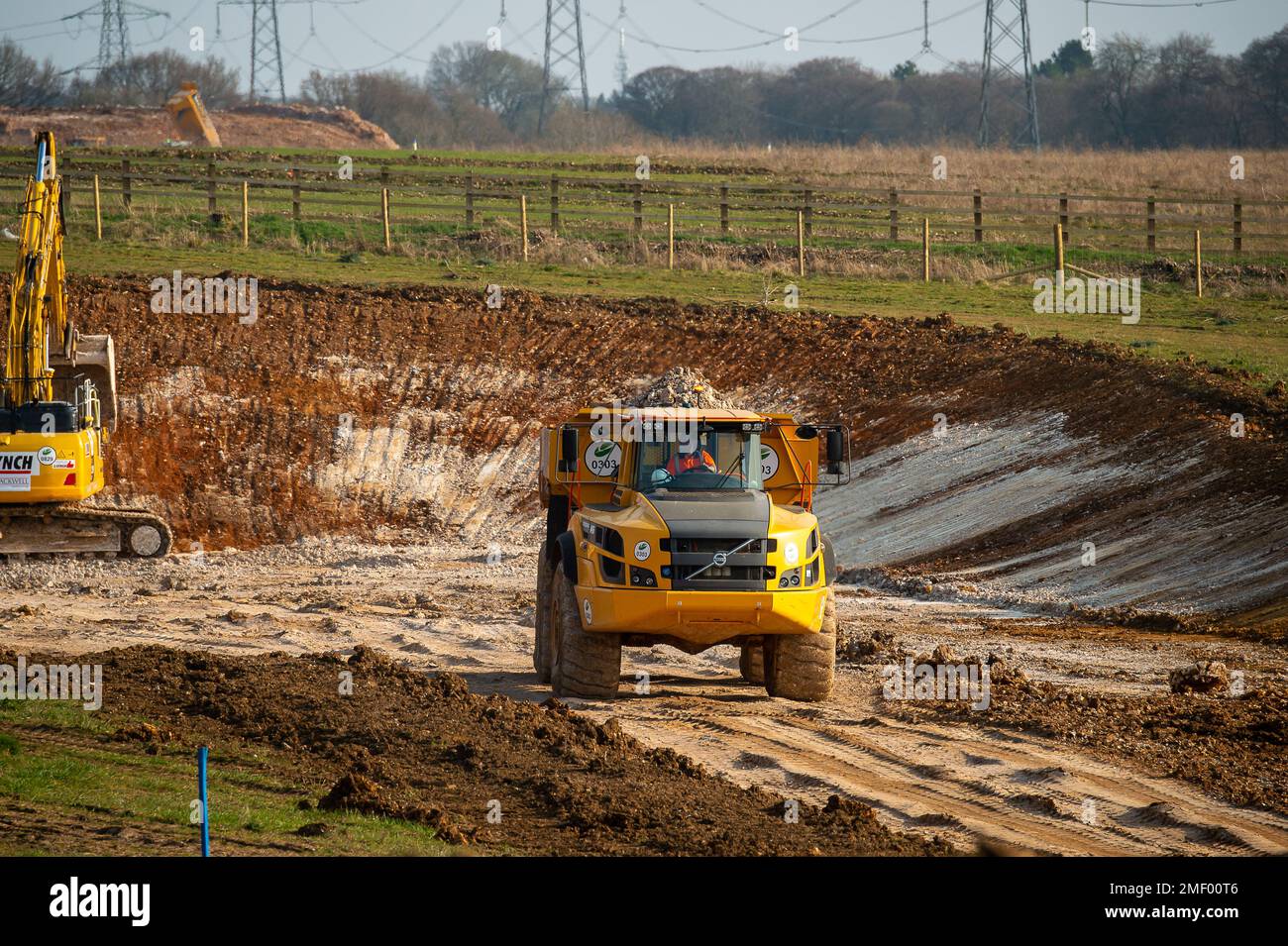 Wendove Dean, Aylesbury Vale, Großbritannien. 24. März 2022. HS2 bauen eine Transportstraße auf den Feldern neben der Bowood Lane in Wendover Dean, Aylesbury für die Hochgeschwindigkeitsbahn HS2. HS2 haben einen großen Teil der alten Wälder im nahe gelegenen Jones Hill Wood zerstört. Bowood Lane war eine malerische und ruhige Einbahnstraße. HS2 haben nun die Straße gesperrt und viele der Bäume gefällt, die die Straße säumen, die ein Fledermauskorridor ist. HS2 wird eine Brücke über die Bowood Lane bauen. Kredit: Maureen McLean/Alamy Stockfoto