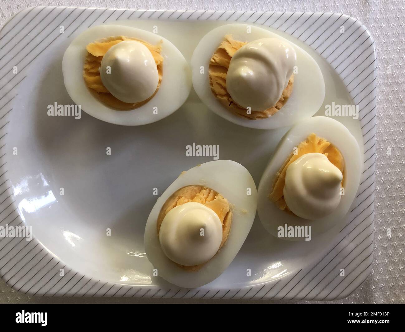 Hühnereier gekocht mit Mayonnaise, Frühstück Stockfoto