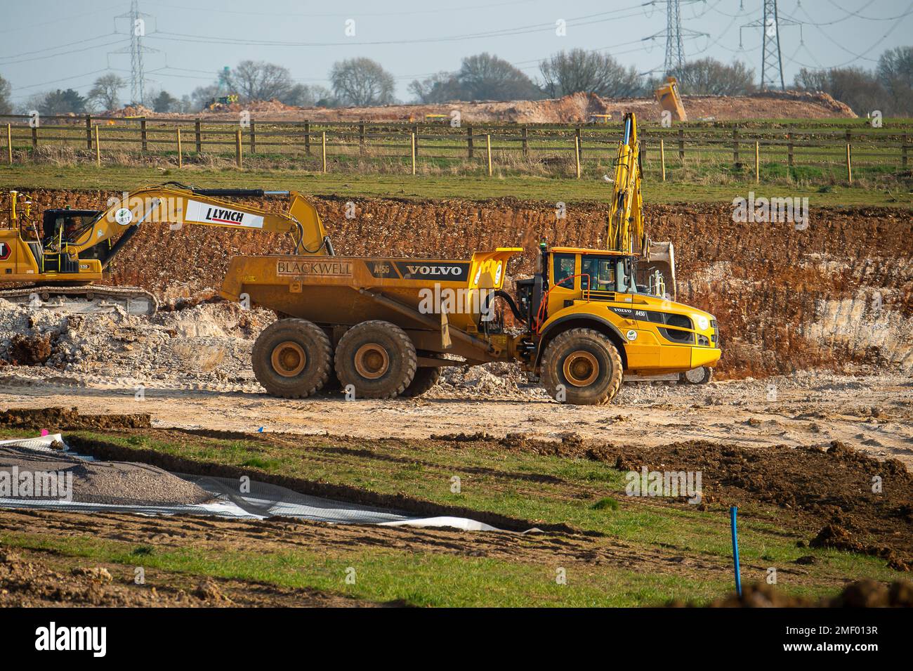 Wendove Dean, Aylesbury Vale, Großbritannien. 24. März 2022. HS2 bauen eine Transportstraße auf den Feldern neben der Bowood Lane in Wendover Dean, Aylesbury für die Hochgeschwindigkeitsbahn HS2. HS2 haben einen großen Teil der alten Wälder im nahe gelegenen Jones Hill Wood zerstört. Bowood Lane war eine malerische und ruhige Einbahnstraße. HS2 haben nun die Straße gesperrt und viele der Bäume gefällt, die die Straße säumen, die ein Fledermauskorridor ist. HS2 wird eine Brücke über die Bowood Lane bauen. Kredit: Maureen McLean/Alamy Stockfoto