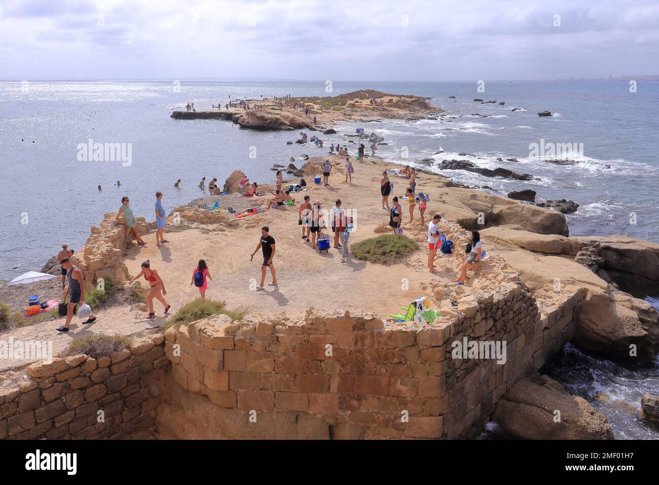 Seacost der Insel Tabarca, Spanien - Stadtruinen und Strand (Blick auf La Cantera) Stockfoto