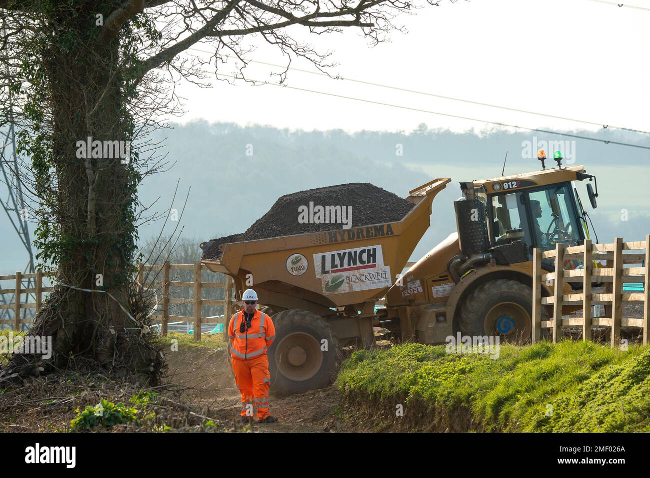 Wendove Dean, Aylesbury Vale, Großbritannien. 24. März 2022. HS2 bauen eine Transportstraße auf den Feldern neben der Bowood Lane in Wendover Dean, Aylesbury für die Hochgeschwindigkeitsbahn HS2. HS2 haben einen großen Teil der alten Wälder im nahe gelegenen Jones Hill Wood zerstört. Bowood Lane war eine malerische und ruhige Einbahnstraße. HS2 haben nun die Straße gesperrt und viele der Bäume gefällt, die die Straße säumen, die ein Fledermauskorridor ist. HS2 wird eine Brücke über die Bowood Lane bauen. Kredit: Maureen McLean/Alamy Stockfoto