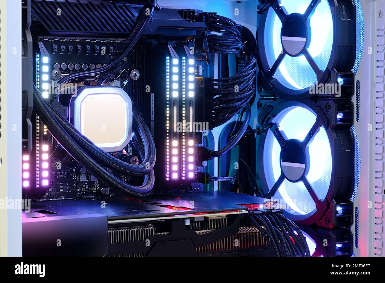 Der Hochleistungs-Desktop-PC und das Kühlsystem auf CPU-Sockel mit mehrfarbigem LED-Licht zeigen den Status beim Arbeiten an Stockfoto