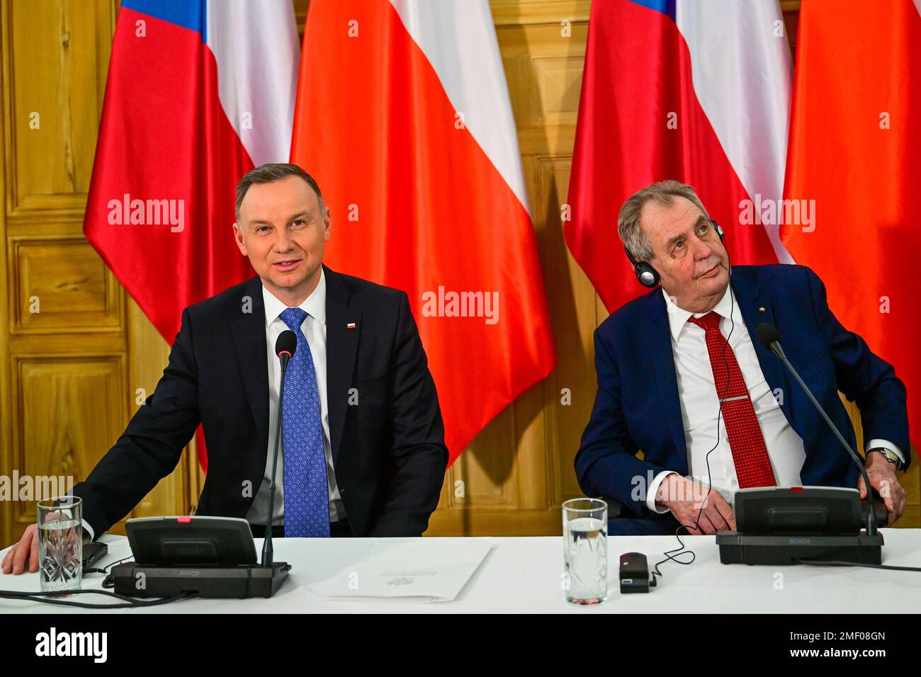 Nachod, Tschechische Republik. 24. Januar 2023. Polnischer Präsident Andrzej Duda, verließ den Raum und tschechischer Präsident Milos Zeman während der Pressekonferenz nach ihrem Treffen in Nachod (Tschechische Republik) am 24. Januar 2023. Kredit: David Tanecek/CTK Photo/Alamy Live News Stockfoto