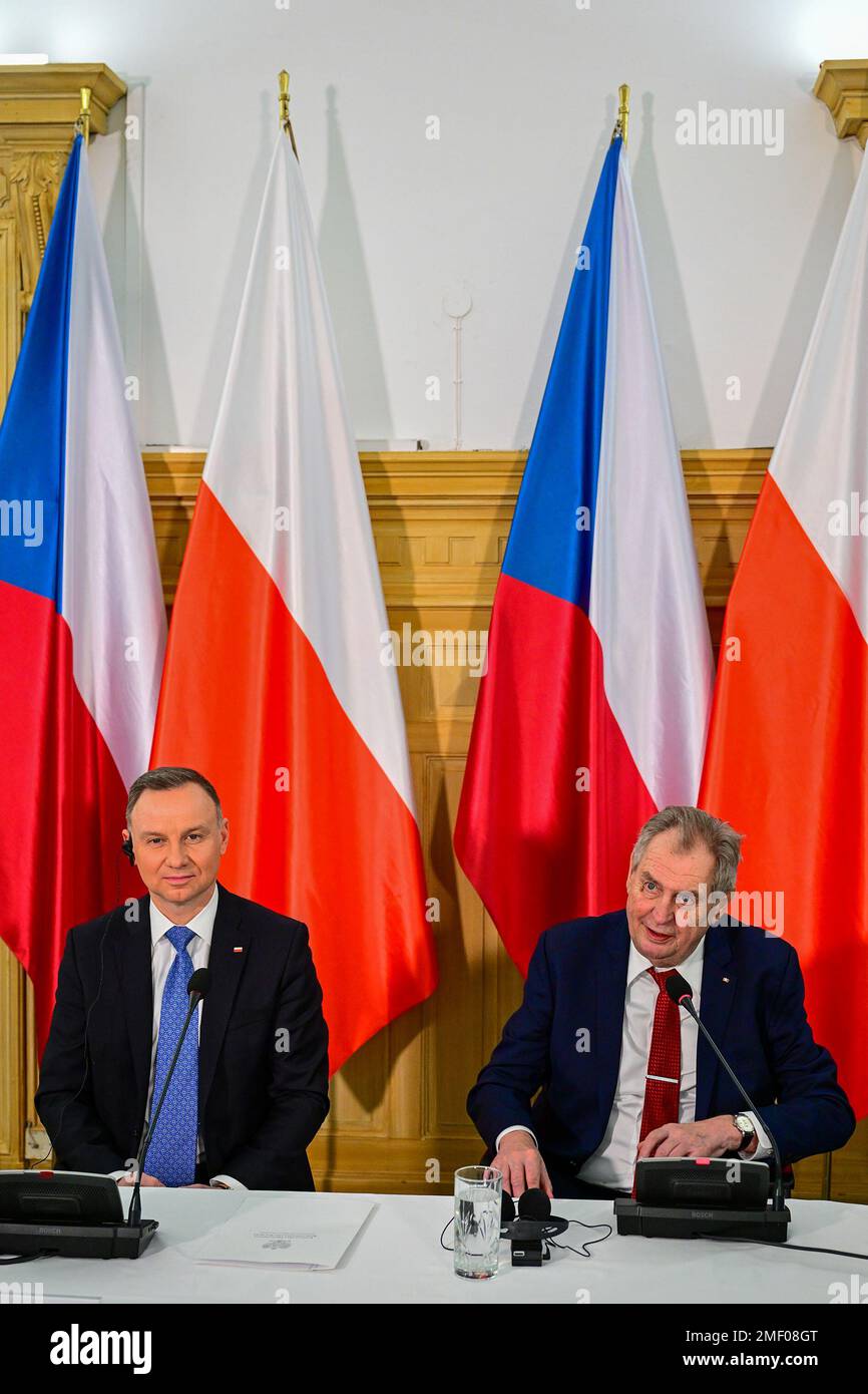 Nachod, Tschechische Republik. 24. Januar 2023. Polnischer Präsident Andrzej Duda, verließ den Raum und tschechischer Präsident Milos Zeman während der Pressekonferenz nach ihrem Treffen in Nachod (Tschechische Republik) am 24. Januar 2023. Kredit: David Tanecek/CTK Photo/Alamy Live News Stockfoto
