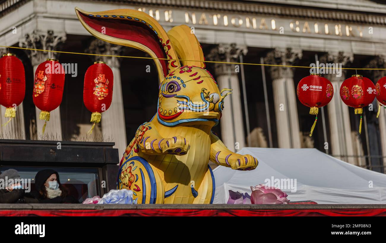 Ein riesiges Kaninchen befindet sich vor der National Gallery und über dem Trafalgar Square während der Neujahrsfeierlichkeiten des Mondes, die das Jahr des Kaninchens begrüßen. Stockfoto