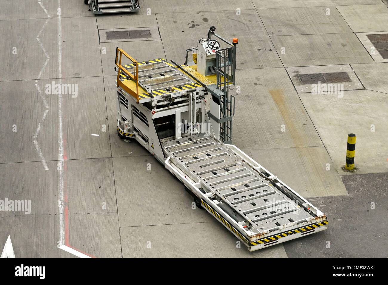 London, England - April 2022: Spezialisiertes Flughafenfahrzeug zum Verladen von Luftfrachtpaletten in Flugzeuge Stockfoto