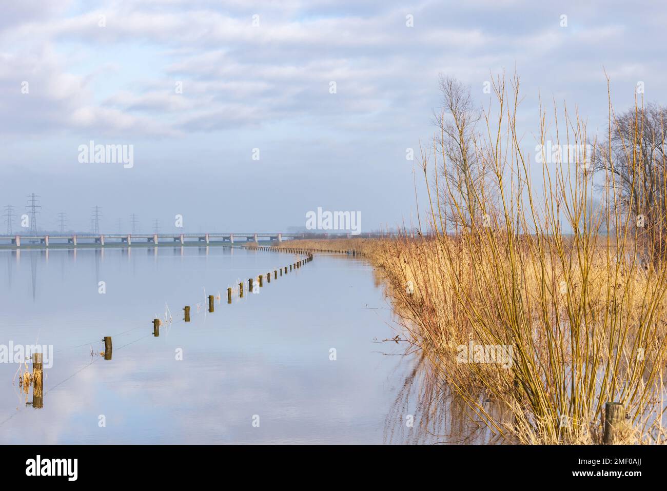 Blockierte Radstraße durch überflutete IJssel bei Welsum in Overijssel in den Niederlanden Stockfoto