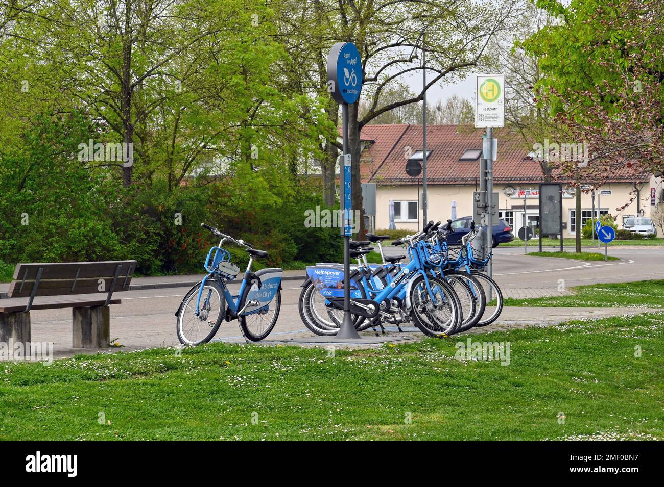 Speyer, Deutschland - April 2022: Fahrräder parken auf einer Straße in der Nähe des Stadtzentrums. Die Fahrräder können im Rahmen eines Fahrradverleihsystems gemietet werden Stockfoto