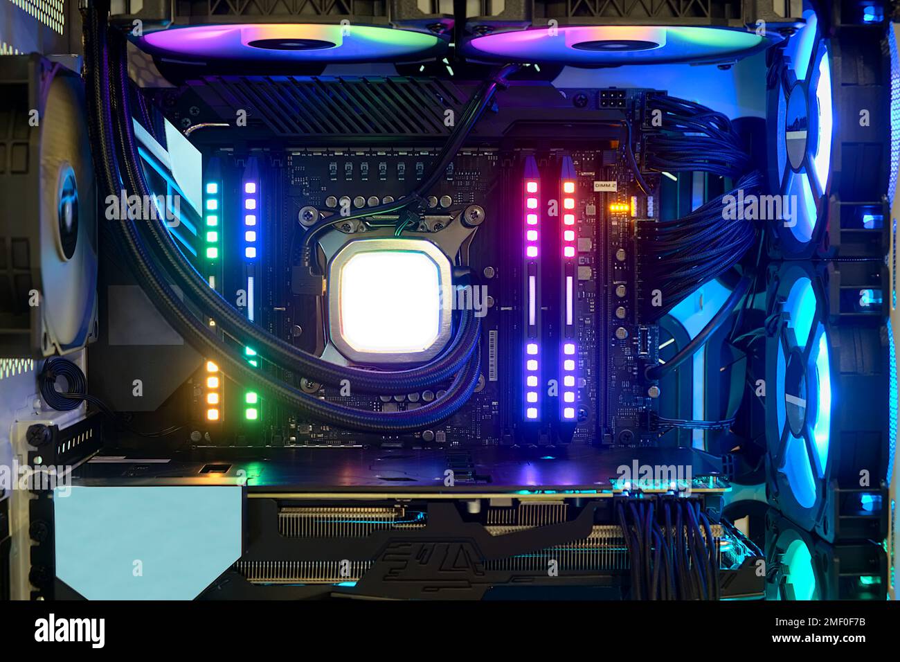 Nahaufnahme und im Inneren des Hochleistungs-Desktop-PCs und Kühlsystems auf dem CPU-Sockel mit mehrfarbiger LED-RGB-Leuchte zeigen den Status des Betriebs an Stockfoto