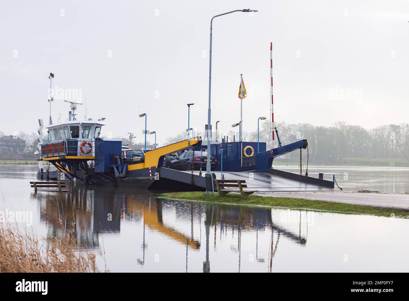 Welsum, Niederlande - 21. Januar 2023: Blockierte Radstraße durch Überschwemmung des IJssel bei Welsum in Overijssel, Niederlande Stockfoto