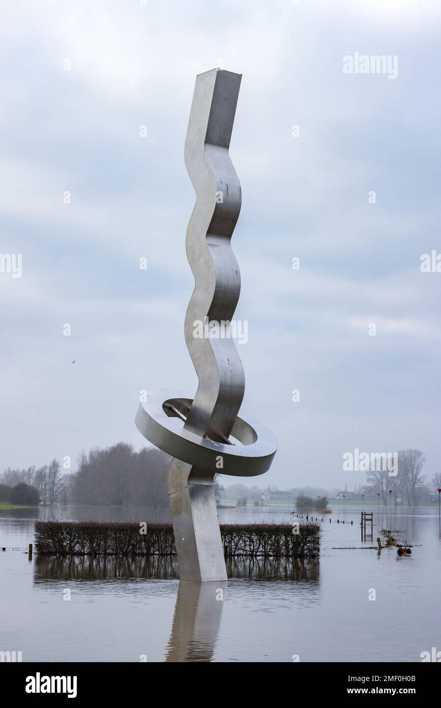 Olst Wijhe, Niederlande - 21. Januar 2023: Überschwemmungsgebiet in der Nähe des Fährteichs Olsterveer mit Skulptur Bake of Overijssel, der den Fluss IJssel in Olst Wijhe Welsum in Overijssel in den Niederlanden überquert Stockfoto