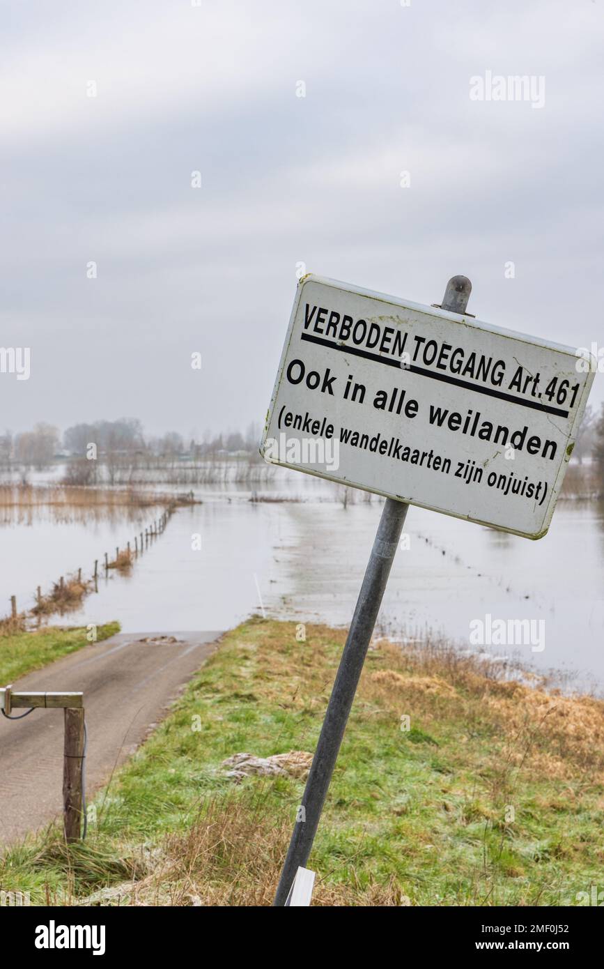 Olst Wijhe, Niederlande - 21. Januar 2023: Hochwasser im Fluss IJssel bei Olst Wijhe in Overijssel in den Niederlanden Stockfoto