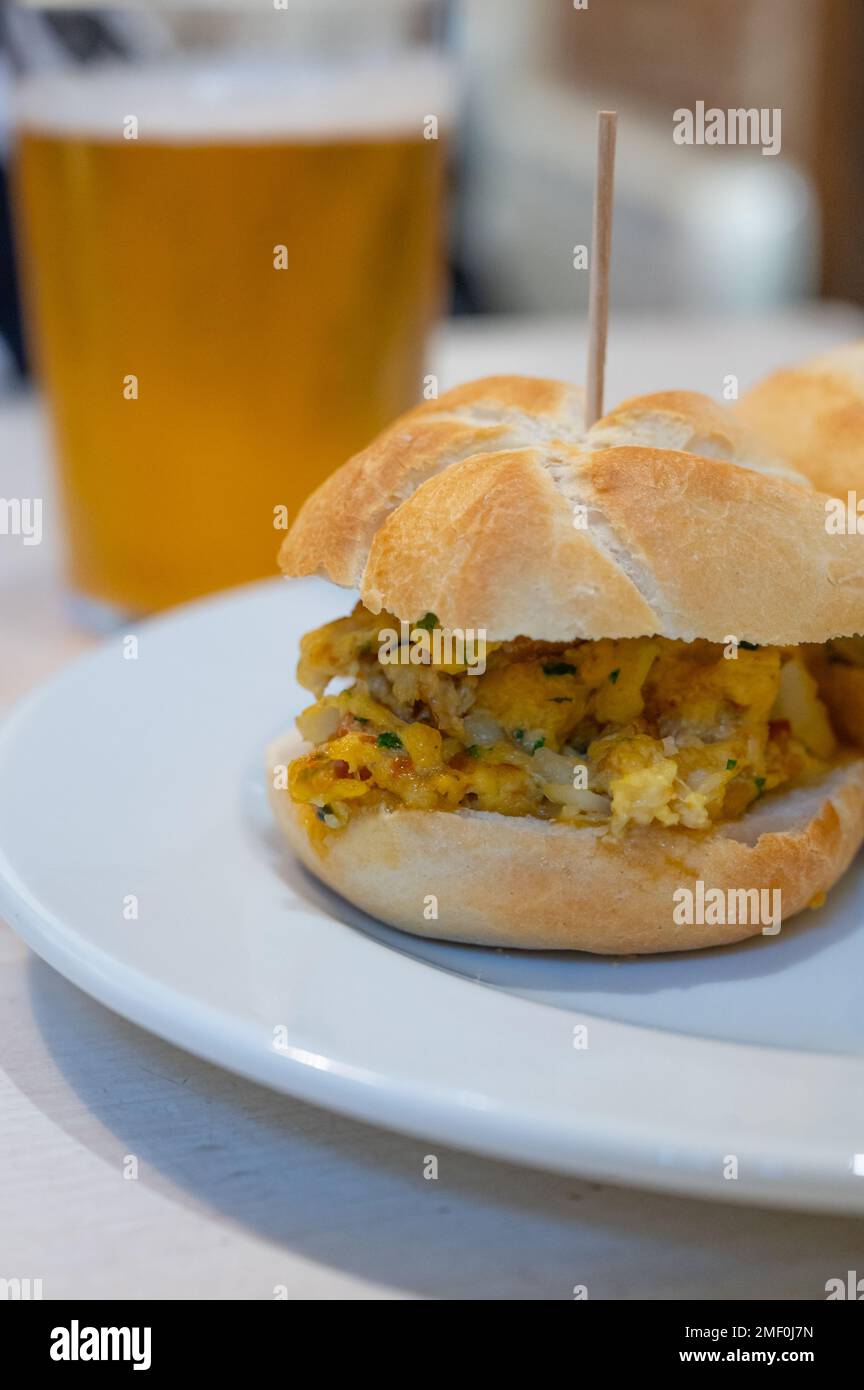 Typischer Mini-Burger-Snack aus dem Baskenland, Pinchos oder Pinxtos, kleines Stück Brot mit verschiedenen Belägen, serviert in der Bar in San-Sebastian oder Bilba Stockfoto