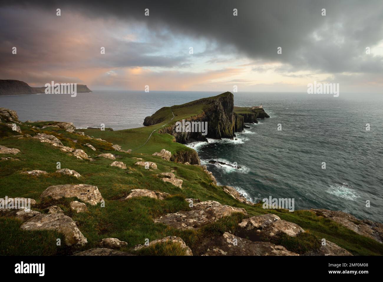 Sturmwolken über dem dramatischen Blick auf den Leuchtturm Neist Point auf der Isle of Skye. Schottische Küstenlandschaften. Stockfoto