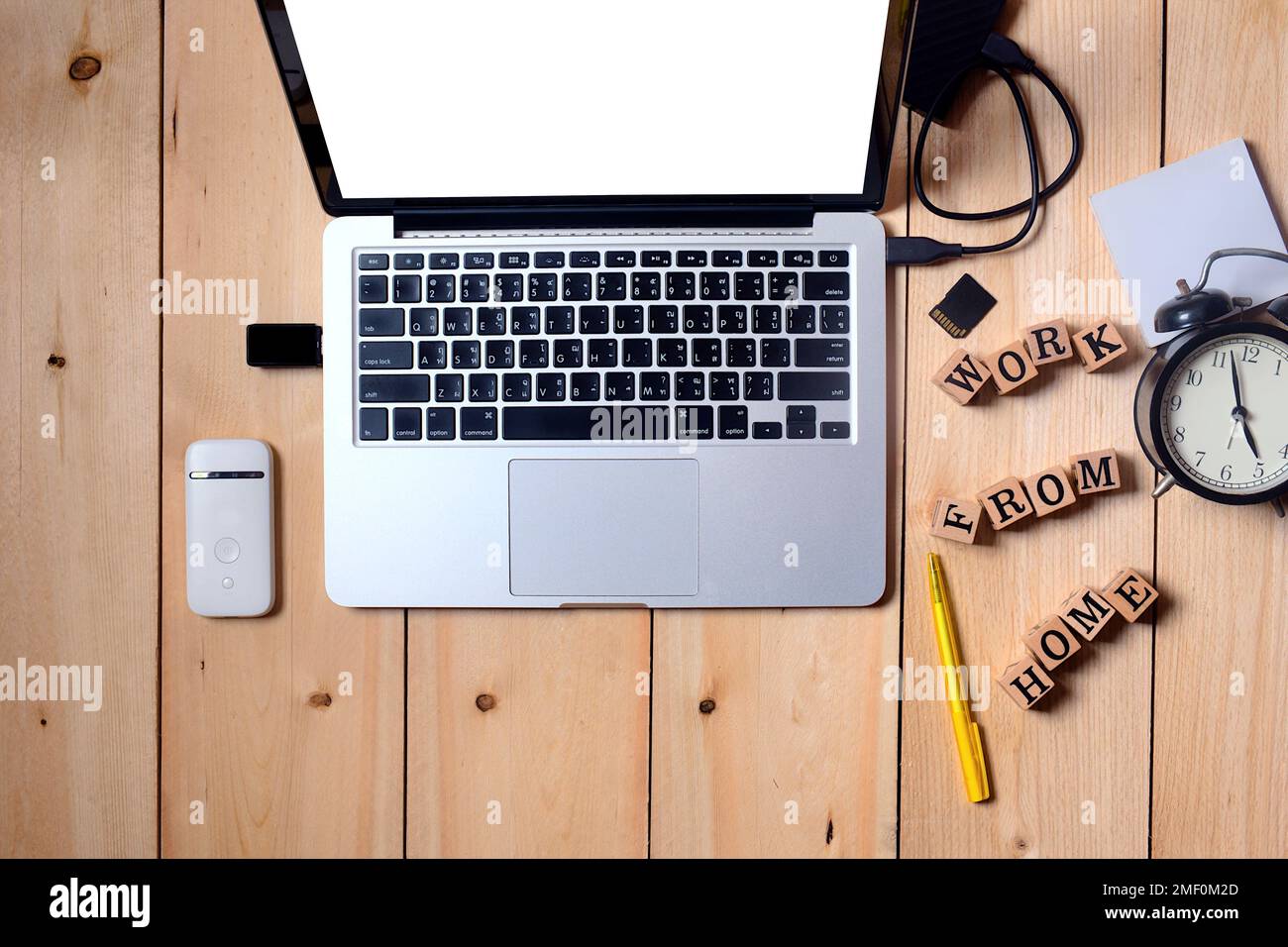 Laptop auf Holztisch, Zubehör Hardware und Holzwürfel offener Computer Laptop tragbar auf weißem leerem Display für die Arbeit zu Hause Stockfoto